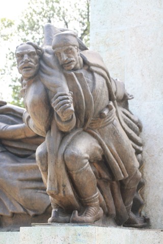 Spomenik palim Šumadincima (Veliki park) — Kragujevac
